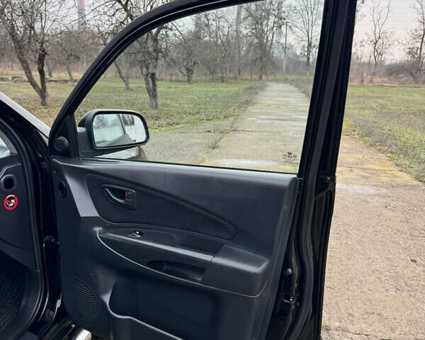 Черный Хендай Туксон, объемом двигателя 2 л и пробегом 201 тыс. км за 7750 $, фото 48 на Automoto.ua