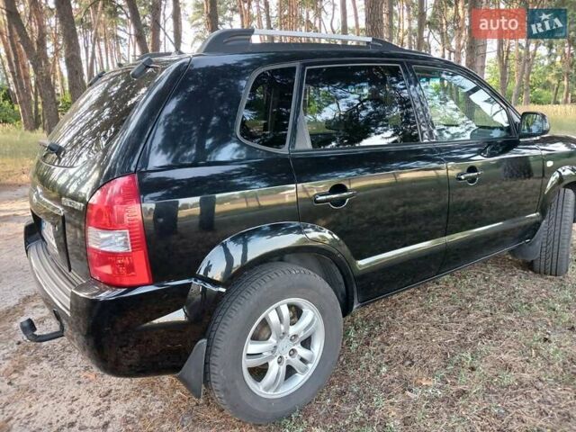 Черный Хендай Туксон, объемом двигателя 1.98 л и пробегом 279 тыс. км за 7800 $, фото 2 на Automoto.ua