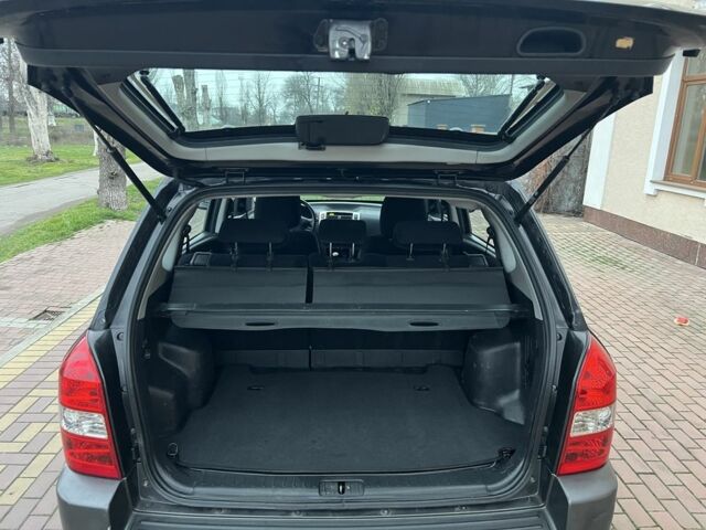 Черный Хендай Туксон, объемом двигателя 2 л и пробегом 220 тыс. км за 7200 $, фото 18 на Automoto.ua