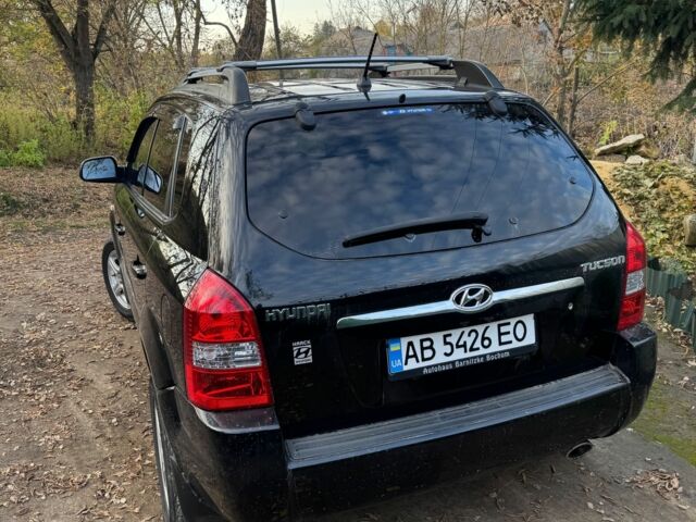 Черный Хендай Туксон, объемом двигателя 2 л и пробегом 210 тыс. км за 7200 $, фото 4 на Automoto.ua