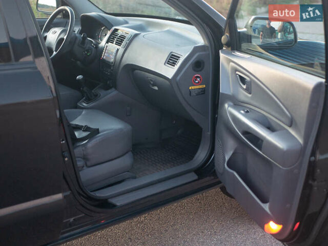 Черный Хендай Туксон, объемом двигателя 2 л и пробегом 167 тыс. км за 7800 $, фото 14 на Automoto.ua