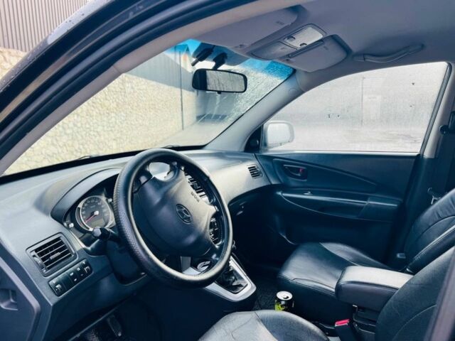 Черный Хендай Туксон, объемом двигателя 2 л и пробегом 310 тыс. км за 6600 $, фото 7 на Automoto.ua