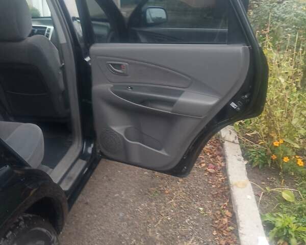 Черный Хендай Туксон, объемом двигателя 2 л и пробегом 231 тыс. км за 8500 $, фото 9 на Automoto.ua