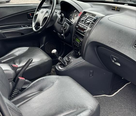 Черный Хендай Туксон, объемом двигателя 2 л и пробегом 163 тыс. км за 8400 $, фото 17 на Automoto.ua