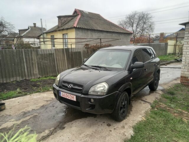 Черный Хендай Туксон, объемом двигателя 2 л и пробегом 395 тыс. км за 4500 $, фото 3 на Automoto.ua