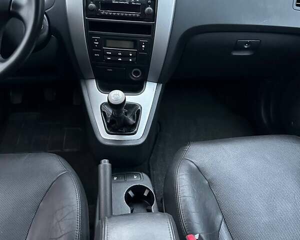 Чорний Хендай Туксон, об'ємом двигуна 2 л та пробігом 167 тис. км за 7950 $, фото 11 на Automoto.ua