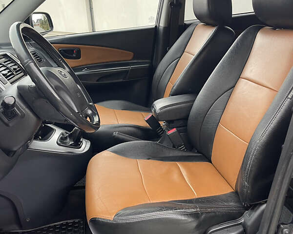Черный Хендай Туксон, объемом двигателя 2 л и пробегом 216 тыс. км за 7700 $, фото 16 на Automoto.ua
