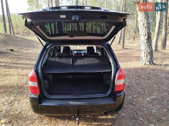 Черный Хендай Туксон, объемом двигателя 2 л и пробегом 195 тыс. км за 8300 $, фото 4 на Automoto.ua