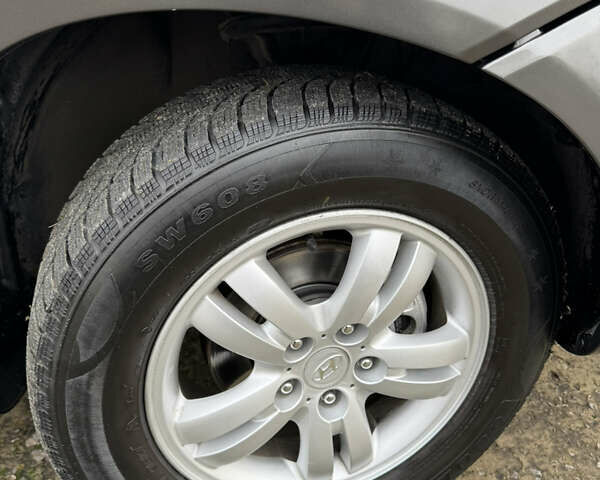 Черный Хендай Туксон, объемом двигателя 2 л и пробегом 201 тыс. км за 7750 $, фото 23 на Automoto.ua