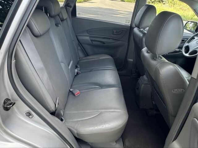 Черный Хендай Туксон, объемом двигателя 2 л и пробегом 266 тыс. км за 7700 $, фото 12 на Automoto.ua