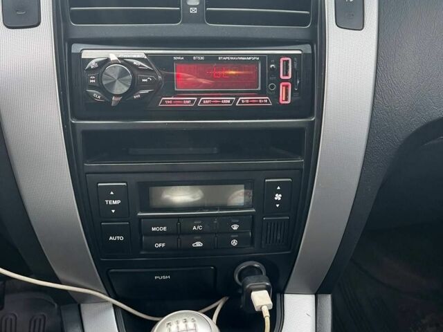 Черный Хендай Туксон, объемом двигателя 2 л и пробегом 397 тыс. км за 3900 $, фото 7 на Automoto.ua