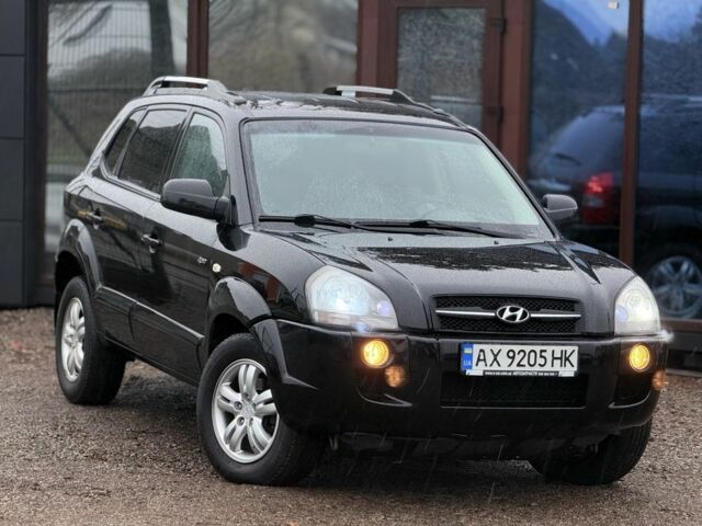 Черный Хендай Туксон, объемом двигателя 2 л и пробегом 263 тыс. км за 7950 $, фото 2 на Automoto.ua