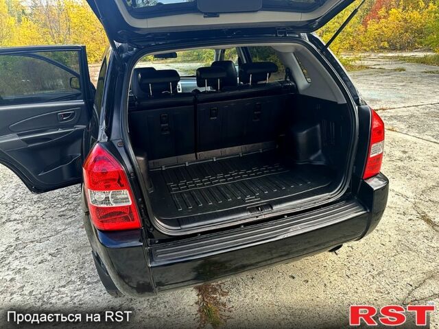 Черный Хендай Туксон, объемом двигателя 2 л и пробегом 250 тыс. км за 7500 $, фото 3 на Automoto.ua