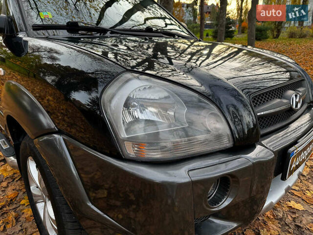 Черный Хендай Туксон, объемом двигателя 2 л и пробегом 210 тыс. км за 7990 $, фото 1 на Automoto.ua