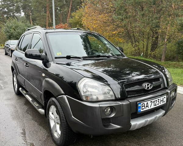 Черный Хендай Туксон, объемом двигателя 2 л и пробегом 209 тыс. км за 7800 $, фото 3 на Automoto.ua