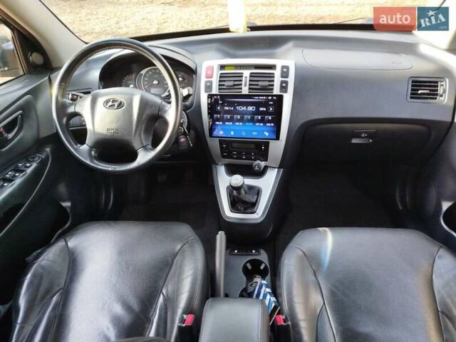 Черный Хендай Туксон, объемом двигателя 2 л и пробегом 195 тыс. км за 8300 $, фото 6 на Automoto.ua