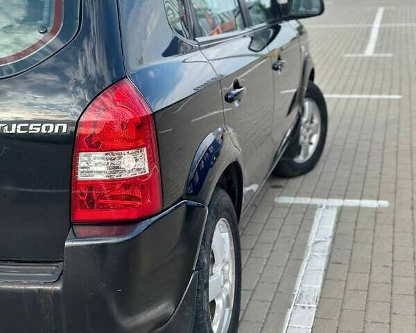 Черный Хендай Туксон, объемом двигателя 1.98 л и пробегом 277 тыс. км за 5350 $, фото 13 на Automoto.ua