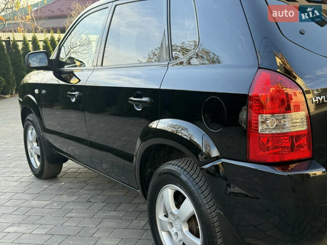 Черный Хендай Туксон, объемом двигателя 2 л и пробегом 249 тыс. км за 7450 $, фото 12 на Automoto.ua