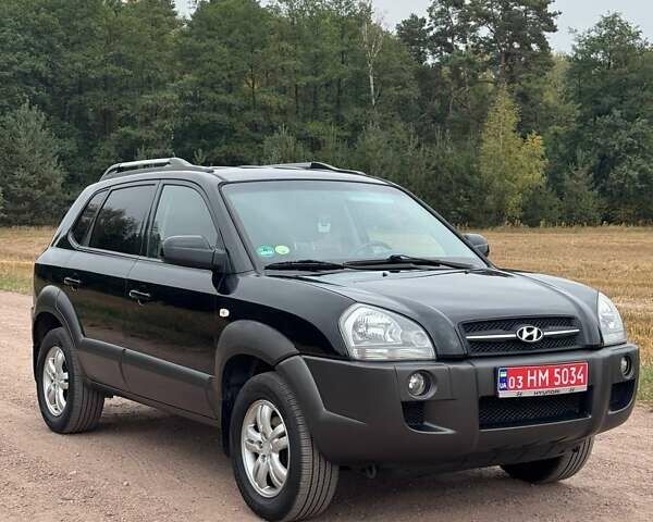 Черный Хендай Туксон, объемом двигателя 2 л и пробегом 209 тыс. км за 7600 $, фото 3 на Automoto.ua