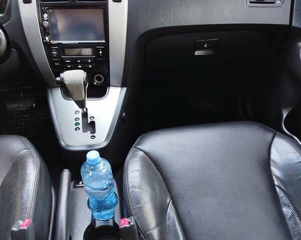 Черный Хендай Туксон, объемом двигателя 2.7 л и пробегом 290 тыс. км за 7300 $, фото 7 на Automoto.ua