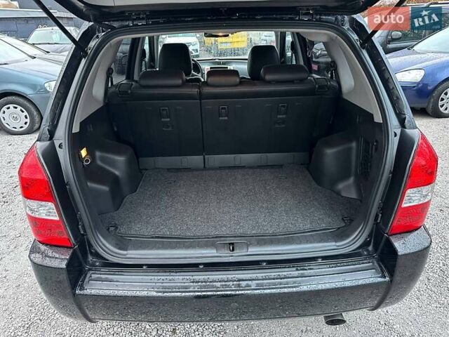 Чорний Хендай Туксон, об'ємом двигуна 2 л та пробігом 167 тис. км за 7950 $, фото 5 на Automoto.ua