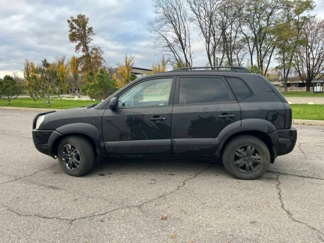 Черный Хендай Туксон, объемом двигателя 2 л и пробегом 397 тыс. км за 3900 $, фото 1 на Automoto.ua