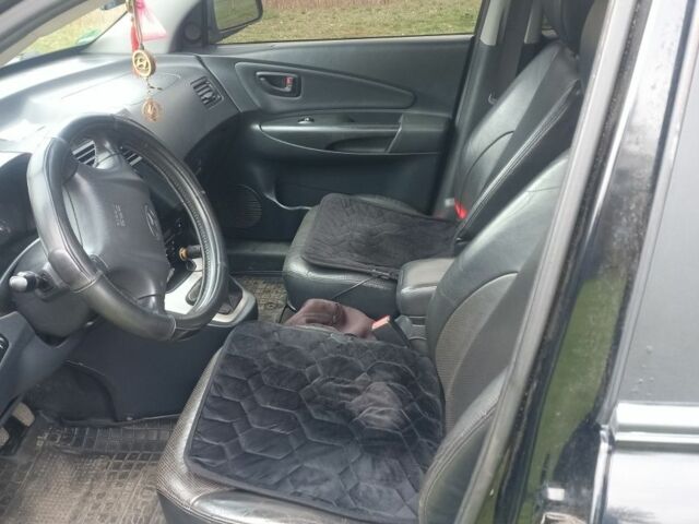 Чорний Хендай Туксон, об'ємом двигуна 2 л та пробігом 220 тис. км за 8300 $, фото 4 на Automoto.ua