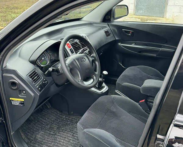 Черный Хендай Туксон, объемом двигателя 2 л и пробегом 201 тыс. км за 7750 $, фото 35 на Automoto.ua