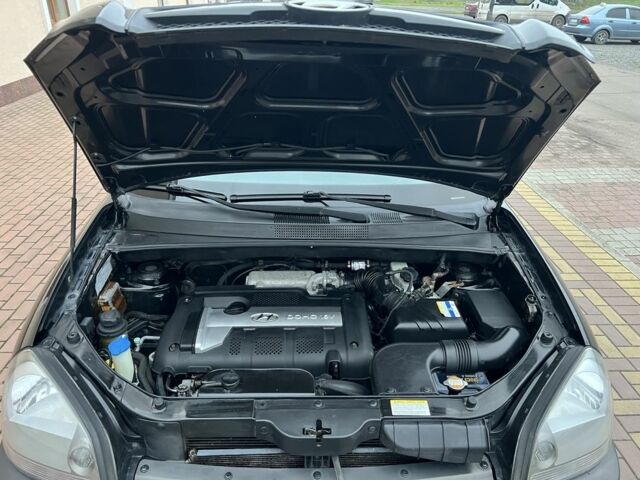 Черный Хендай Туксон, объемом двигателя 2 л и пробегом 220 тыс. км за 7200 $, фото 17 на Automoto.ua