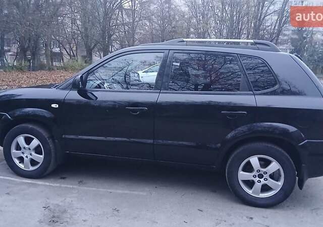 Черный Хендай Туксон, объемом двигателя 1.98 л и пробегом 320 тыс. км за 6300 $, фото 4 на Automoto.ua