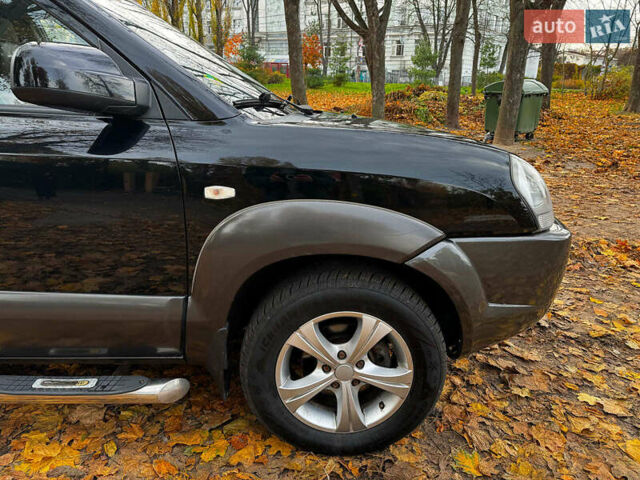 Черный Хендай Туксон, объемом двигателя 2 л и пробегом 210 тыс. км за 7990 $, фото 4 на Automoto.ua