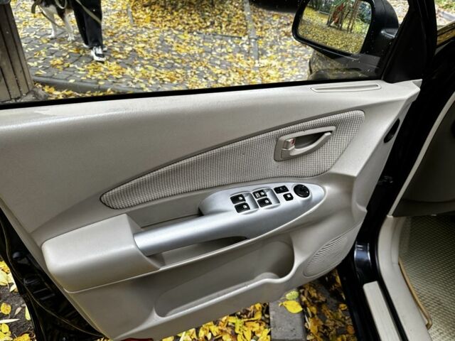 Черный Хендай Туксон, объемом двигателя 2 л и пробегом 240 тыс. км за 5600 $, фото 5 на Automoto.ua