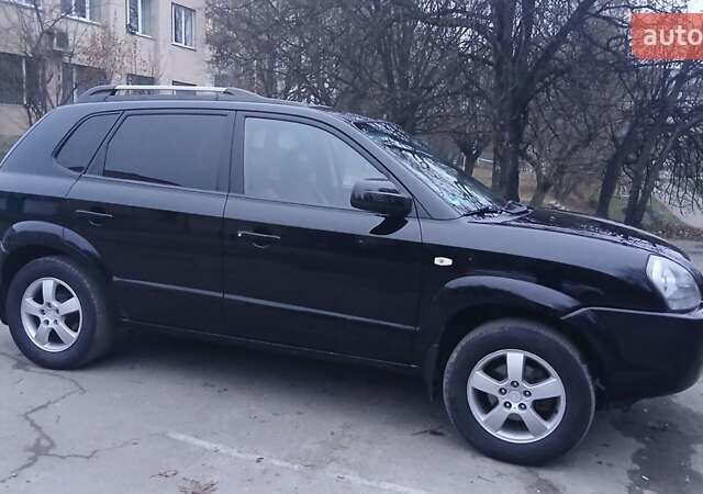 Черный Хендай Туксон, объемом двигателя 1.98 л и пробегом 320 тыс. км за 6300 $, фото 2 на Automoto.ua