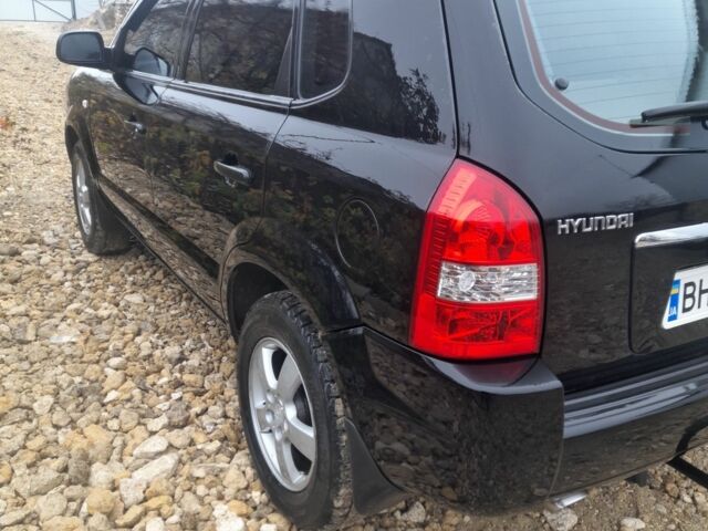Черный Хендай Туксон, объемом двигателя 2 л и пробегом 230 тыс. км за 6800 $, фото 2 на Automoto.ua