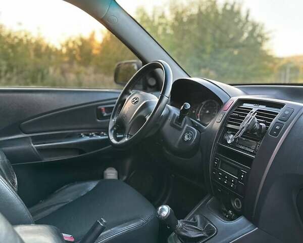 Черный Хендай Туксон, объемом двигателя 2 л и пробегом 235 тыс. км за 6700 $, фото 7 на Automoto.ua