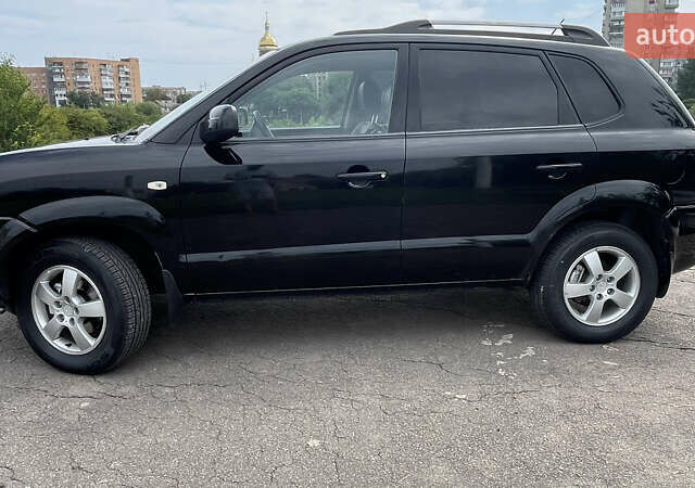 Черный Хендай Туксон, объемом двигателя 2 л и пробегом 236 тыс. км за 6950 $, фото 2 на Automoto.ua