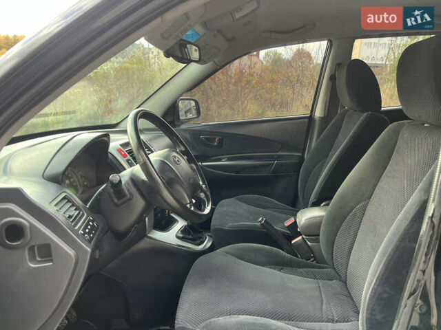 Хендай Туксон 2006 у Тернополі на Automoto.ua Чорний Хендай Туксон, об'ємом двигуна 2 л та пробігом 240 тис. км за 6699 $, фото 31 на Automoto.ua