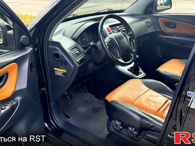 Черный Хендай Туксон, объемом двигателя 2 л и пробегом 192 тыс. км за 7700 $, фото 8 на Automoto.ua