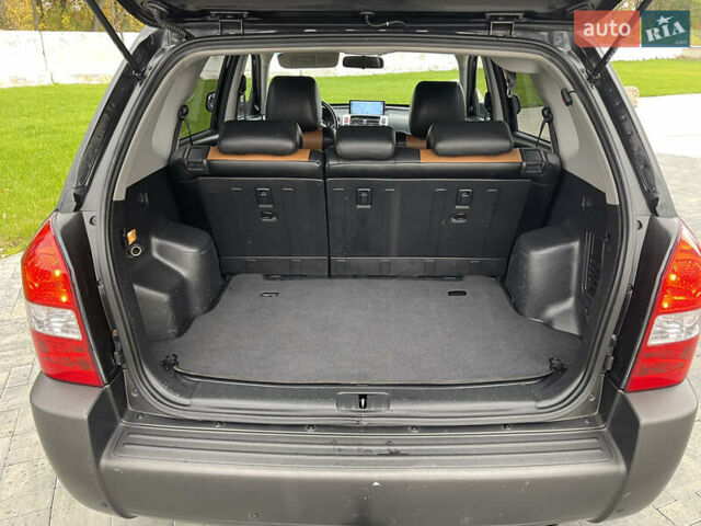 Черный Хендай Туксон, объемом двигателя 2 л и пробегом 216 тыс. км за 7500 $, фото 24 на Automoto.ua