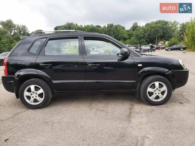 Черный Хендай Туксон, объемом двигателя 2 л и пробегом 216 тыс. км за 7600 $, фото 1 на Automoto.ua