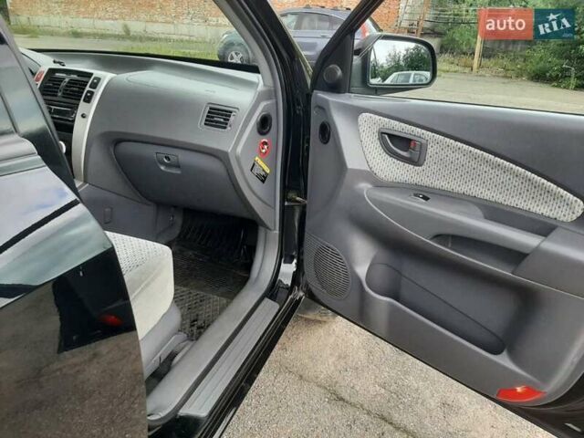 Черный Хендай Туксон, объемом двигателя 2 л и пробегом 216 тыс. км за 7600 $, фото 14 на Automoto.ua