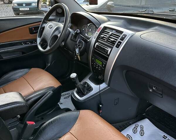Черный Хендай Туксон, объемом двигателя 2 л и пробегом 225 тыс. км за 7350 $, фото 14 на Automoto.ua