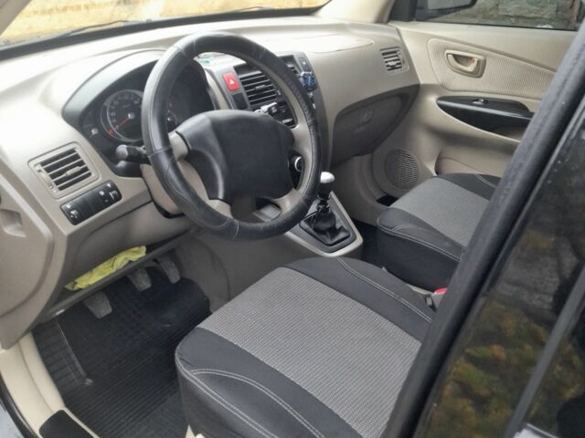 Черный Хендай Туксон, объемом двигателя 2 л и пробегом 230 тыс. км за 6800 $, фото 6 на Automoto.ua