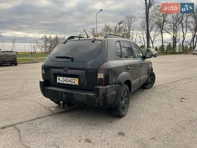 Чорний Хендай Туксон, об'ємом двигуна 2 л та пробігом 397 тис. км за 3900 $, фото 2 на Automoto.ua