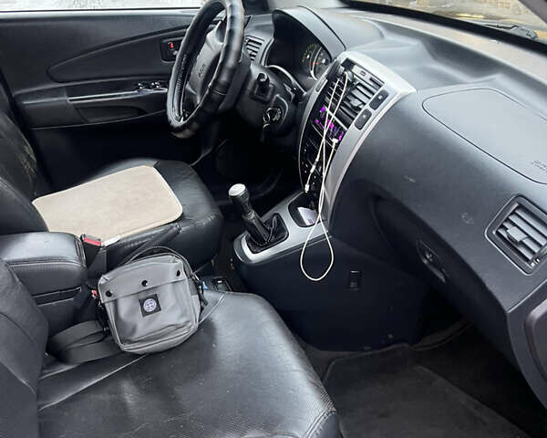 Черный Хендай Туксон, объемом двигателя 2 л и пробегом 242 тыс. км за 6999 $, фото 21 на Automoto.ua