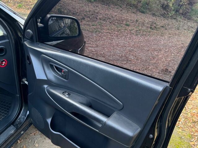 Черный Хендай Туксон, объемом двигателя 2 л и пробегом 210 тыс. км за 7200 $, фото 6 на Automoto.ua