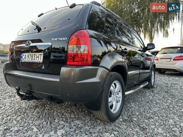 Черный Хендай Туксон, объемом двигателя 2 л и пробегом 225 тыс. км за 7350 $, фото 16 на Automoto.ua