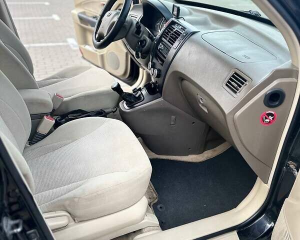 Черный Хендай Туксон, объемом двигателя 1.98 л и пробегом 277 тыс. км за 5350 $, фото 5 на Automoto.ua