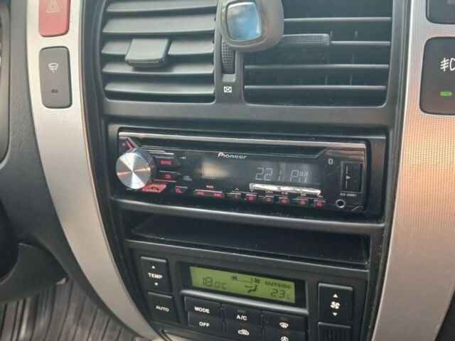 Черный Хендай Туксон, объемом двигателя 2 л и пробегом 266 тыс. км за 7700 $, фото 7 на Automoto.ua