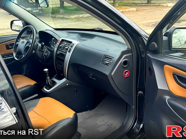 Черный Хендай Туксон, объемом двигателя 2 л и пробегом 192 тыс. км за 7700 $, фото 5 на Automoto.ua